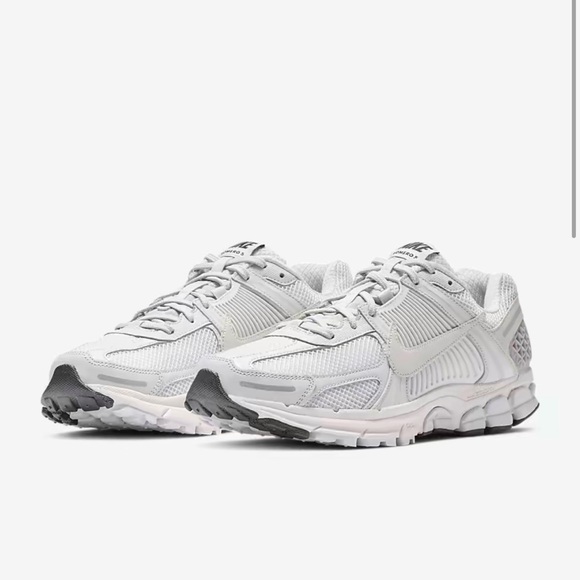 Nike Air Vomero 5 in white 
Big kids 4.5 or women 6